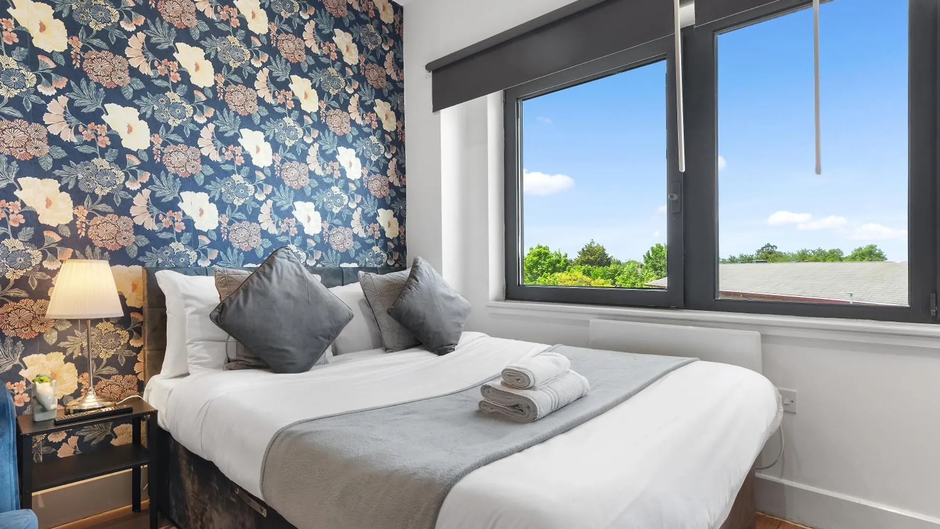 Modern One Bedroom Flat - Sleeps 5 -Near Heathrow - London Ub3 0*,