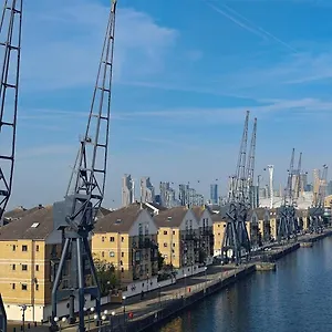 Apartment Excel Riverview Luxury -sleep 6- Free Parking- Playstation 4, London