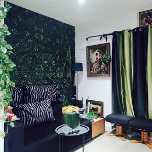 Homestay Uttsav Green - Affordable Zone 3 - Accessible Public Transport, London