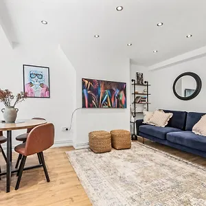Apartment Spacious Bridge Flat, London