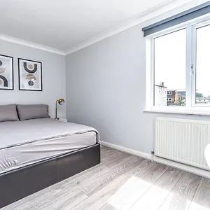 Apartment In Maryland, London