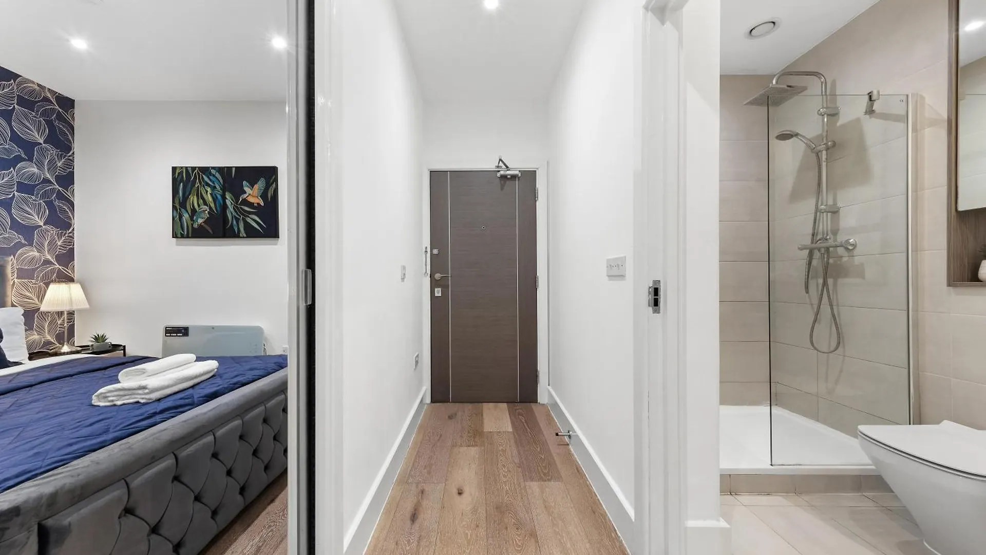 Modern One Bedroom Flat - Sleeps 5 -Near Heathrow - London Ub3 Apartment