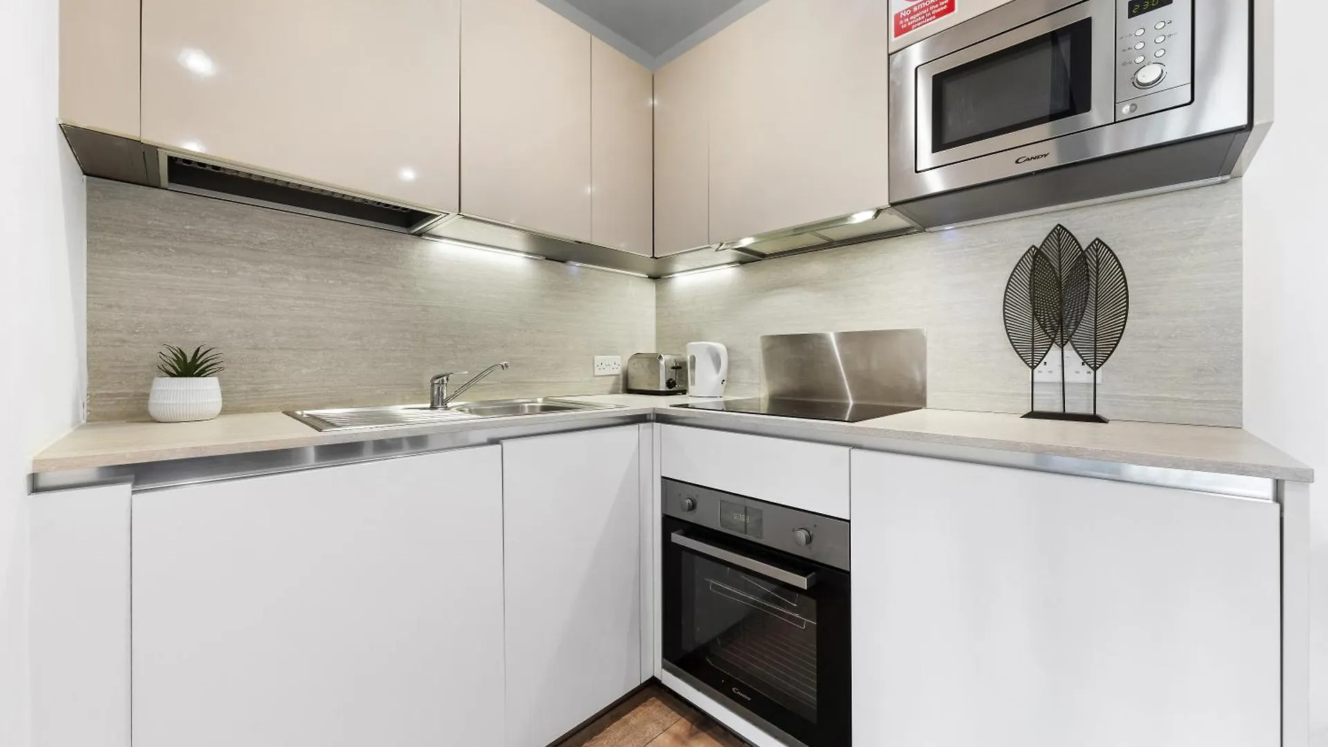 Modern One Bedroom Flat - Sleeps 5 -Near Heathrow - London Ub3 Apartment