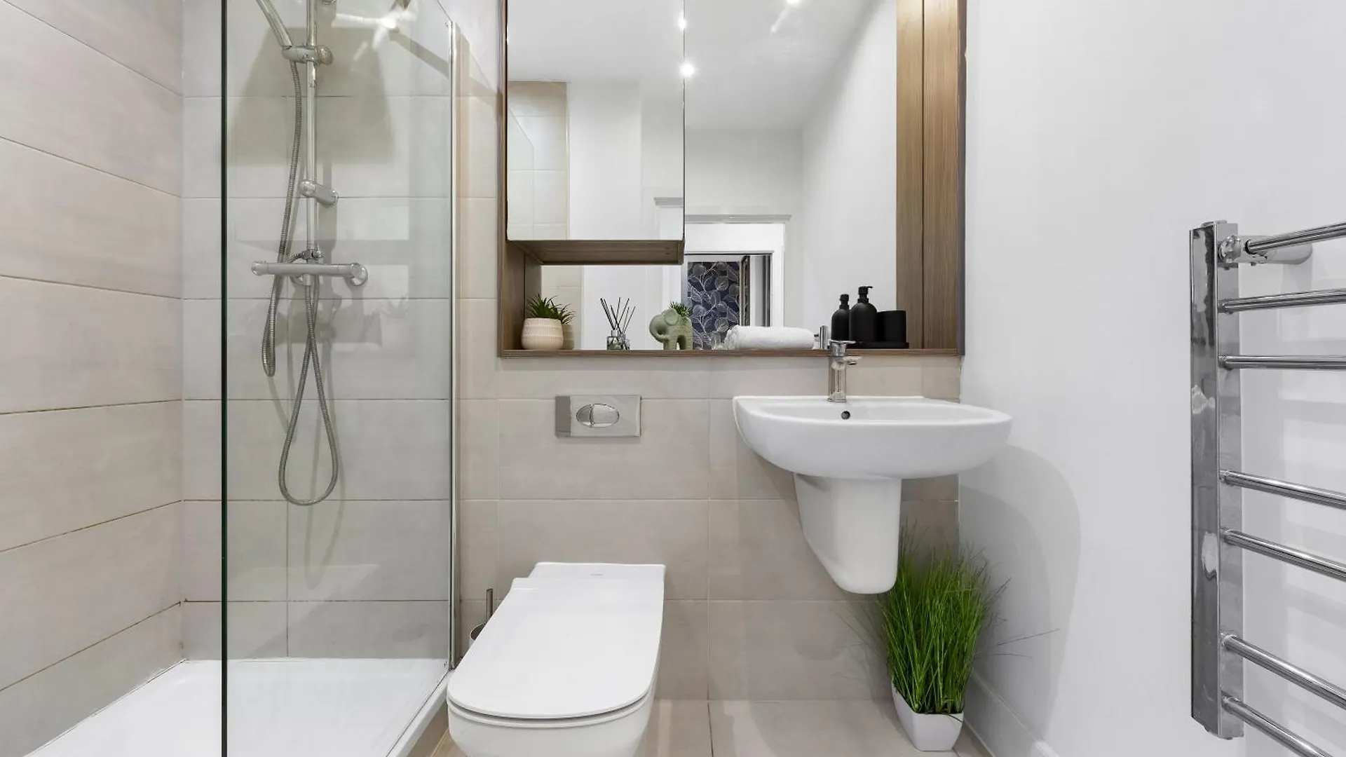 Apartment Modern One Bedroom Flat - Sleeps 5 -Near Heathrow - London Ub3