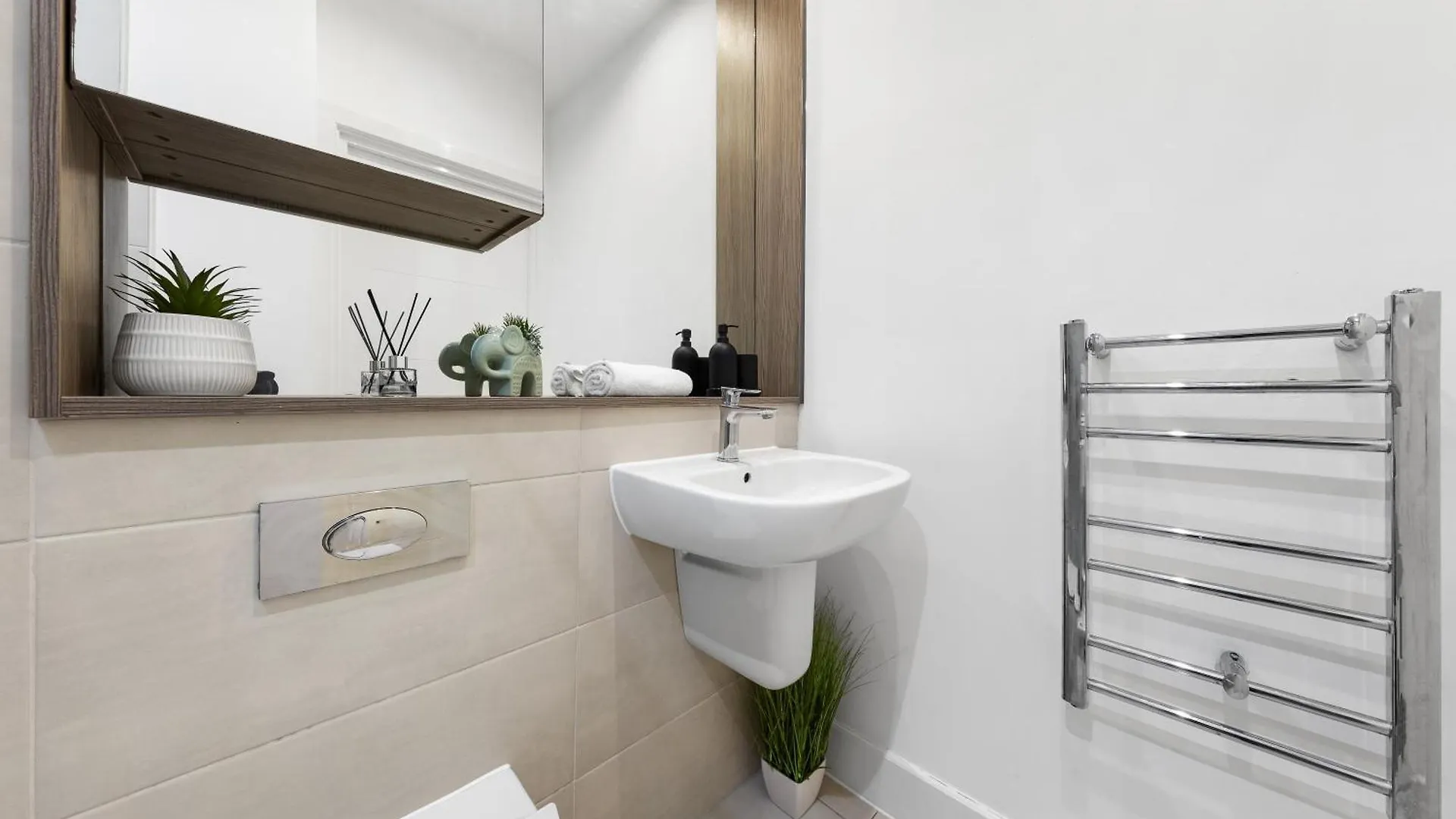 Modern One Bedroom Flat - Sleeps 5 -Near Heathrow - London Ub3